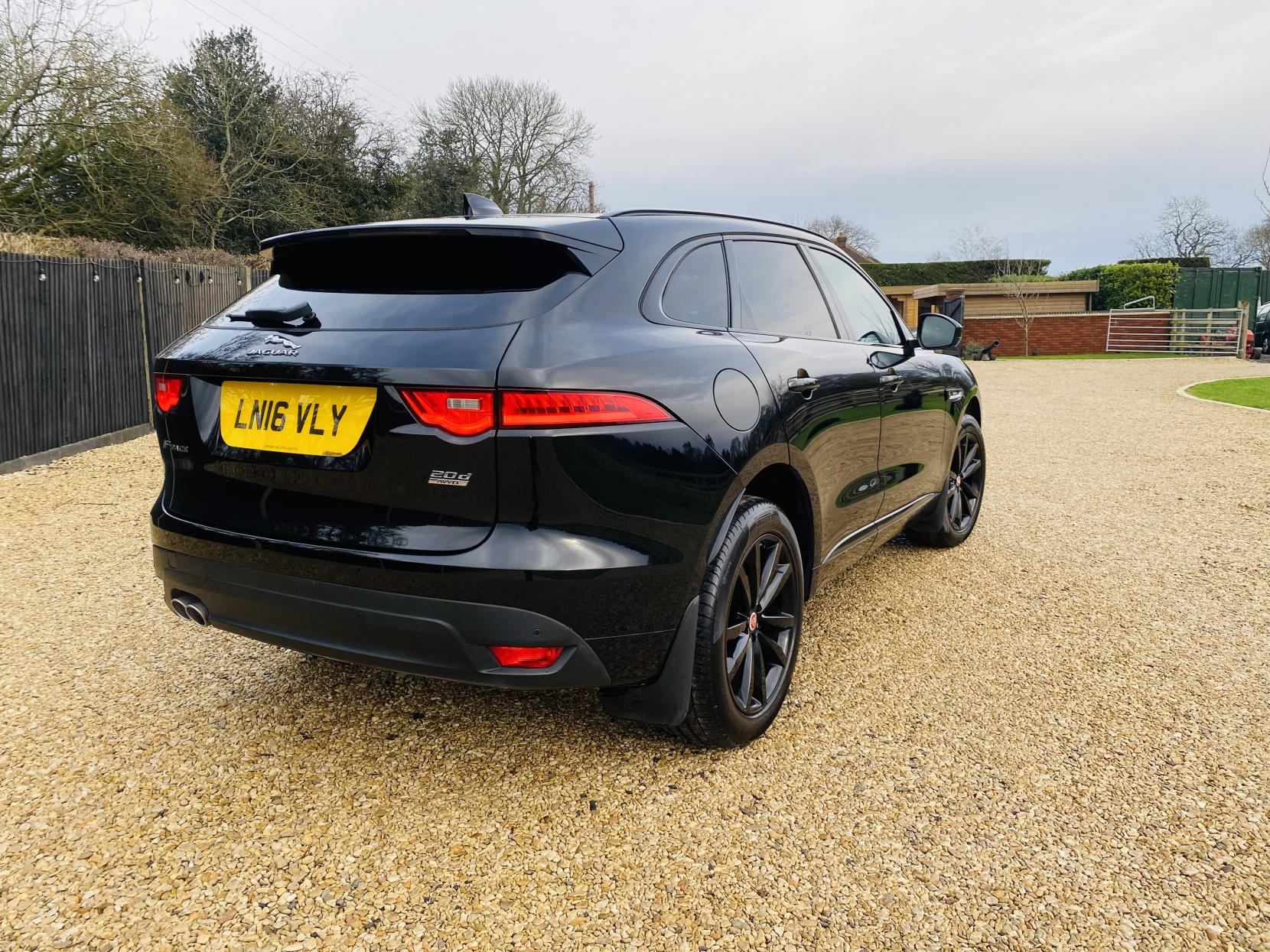 Jaguar F-PACE 2.0 D180 R-Sport SUV 5dr Diesel Auto AWD Euro 6 (s/s) (180 ps)