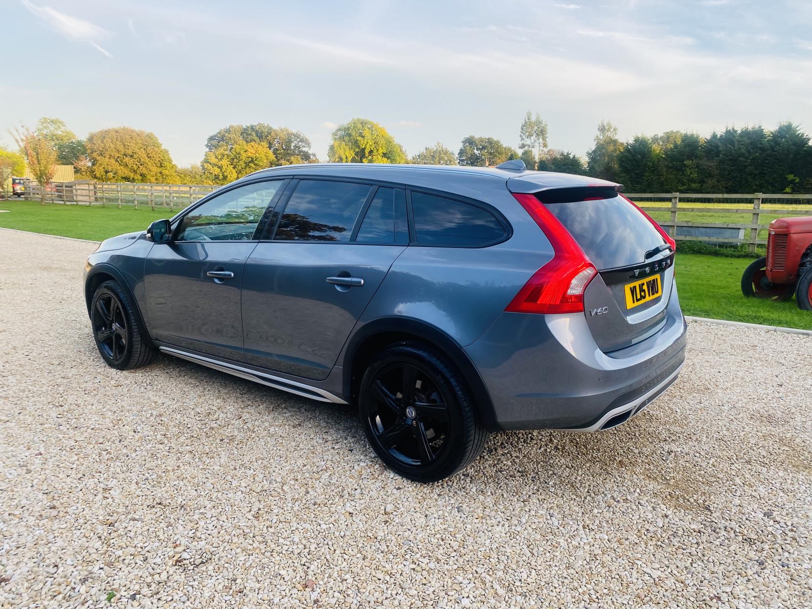 Volvo V60 Cross Country 2.4 D4 Lux Nav Estate 5dr Diesel Auto AWD Euro 6 (s/s) (190 ps)