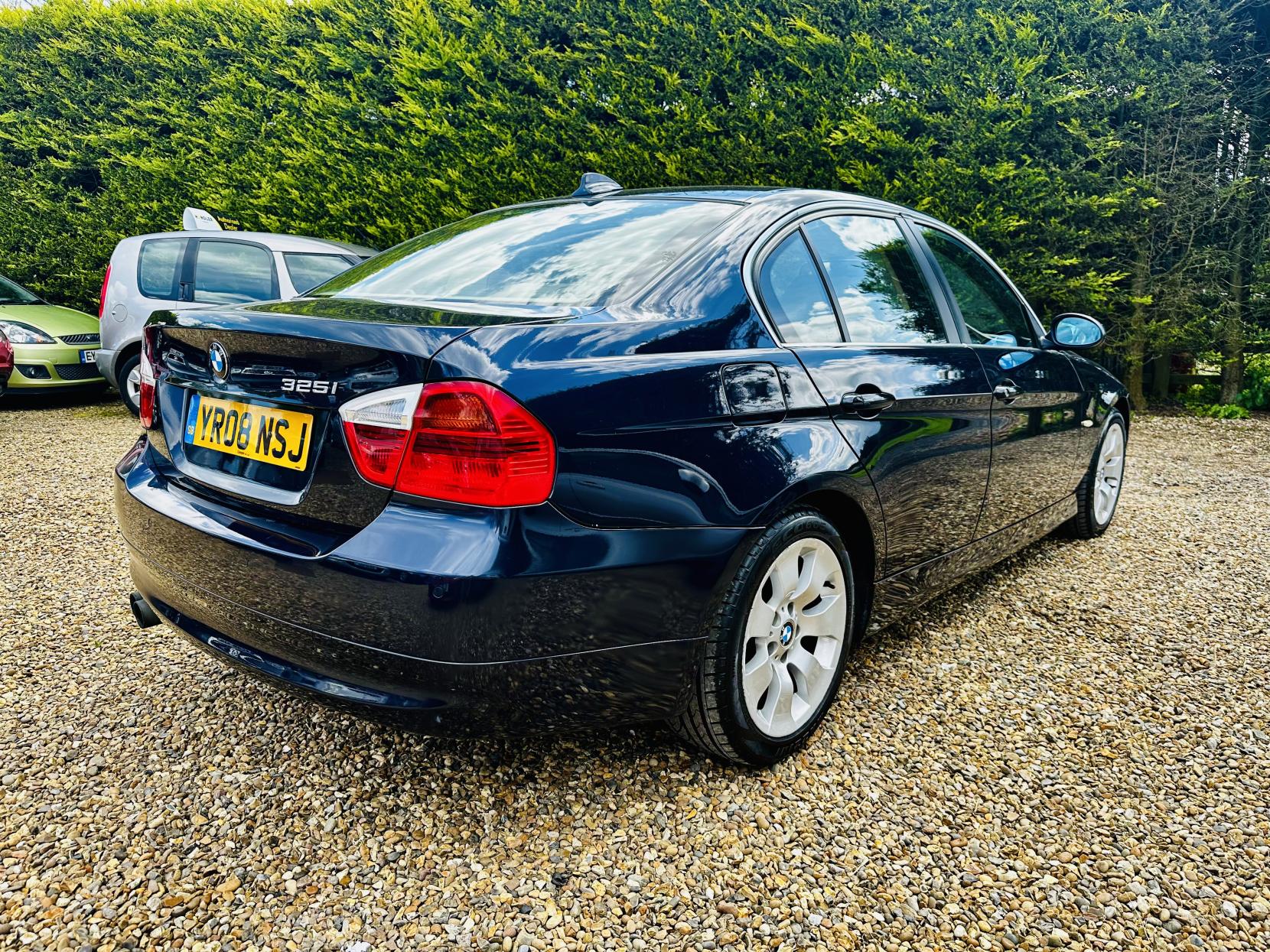 BMW 3 Series 3.0 325i SE Saloon 4dr Petrol Auto Euro 4 (218 ps)