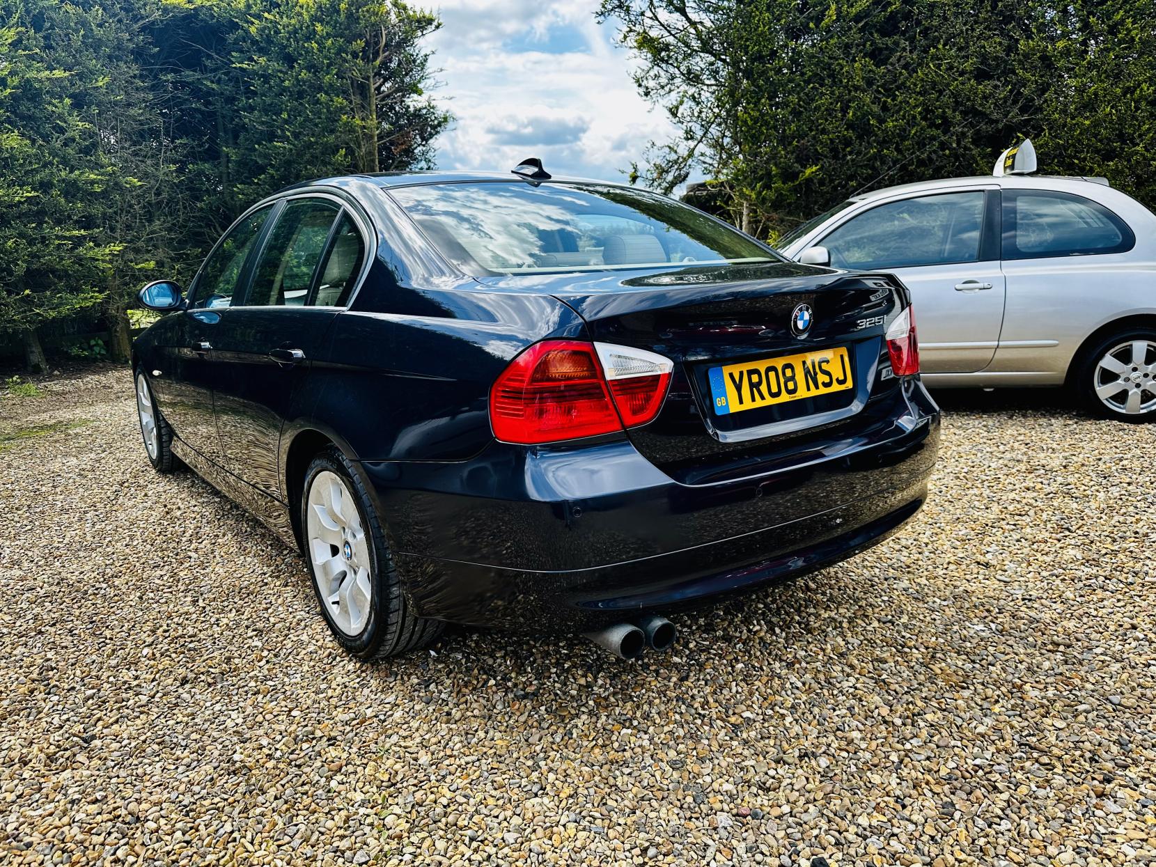 BMW 3 Series 3.0 325i SE Saloon 4dr Petrol Auto Euro 4 (218 ps)