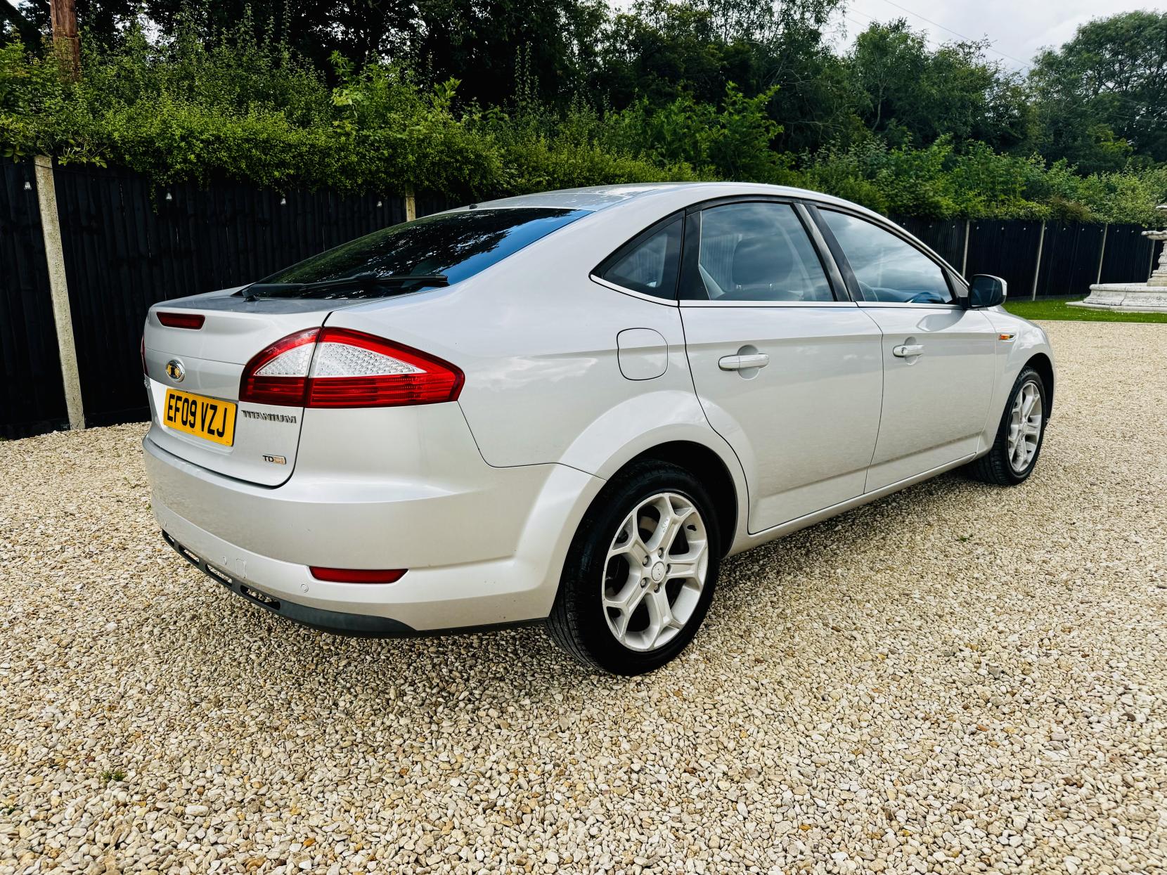 Ford Mondeo 2.0 TDCi Titanium Hatchback 5dr Diesel Manual (154 g/km, 138 bhp)