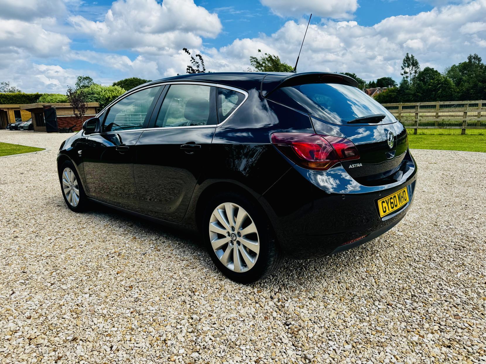 Vauxhall Astra 1.6 16v Elite Hatchback 5dr Petrol Auto Euro 5 (115 ps)